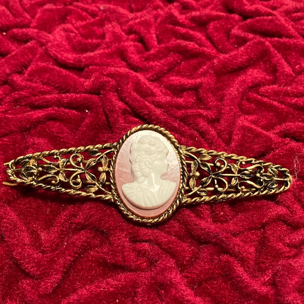 Vintage Gold Filigree Cameo Brooch